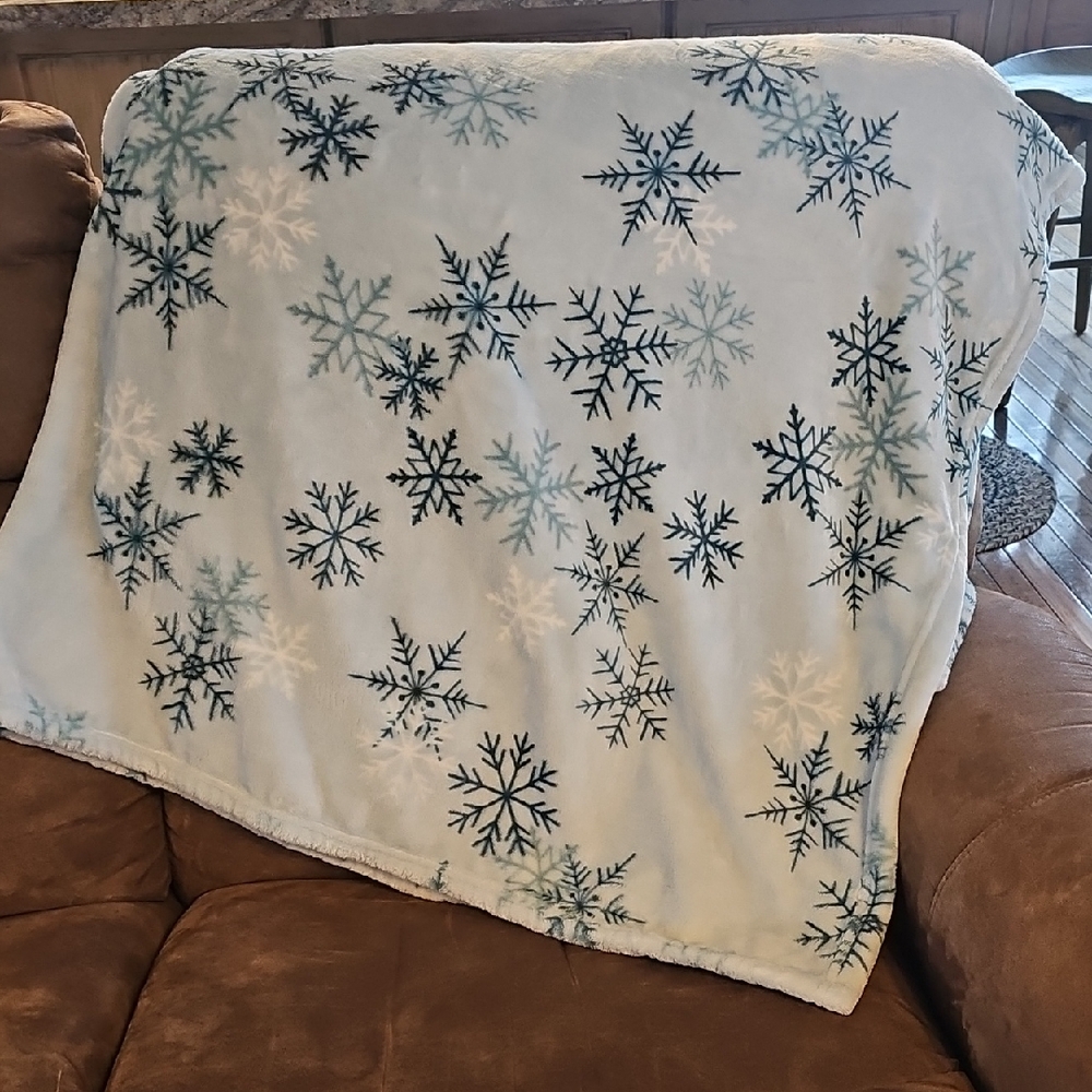 Snowflake Patterned Throw Blanket